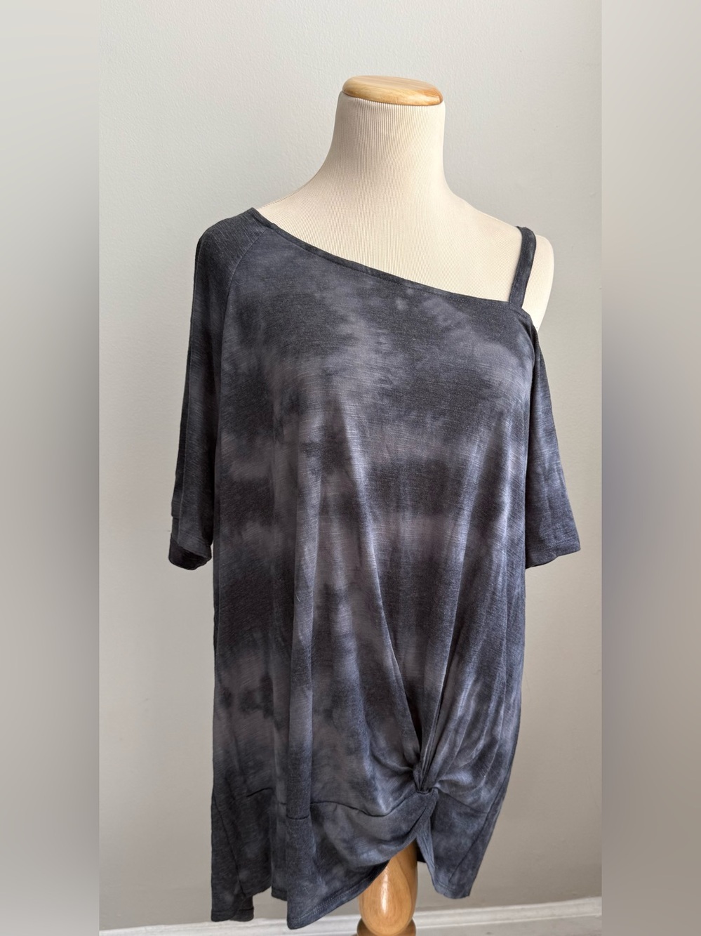 Torrid Tie-dye Off-Shoulder Feather Soft Slub Twist Hem Tee Size 1X